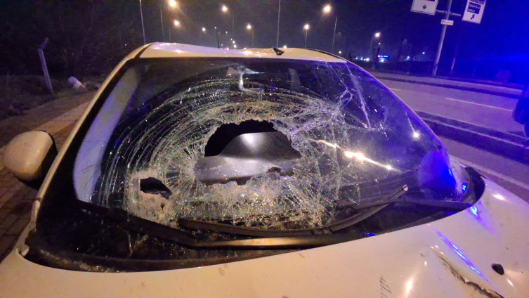 Bursa’da kaza yapan kamyonetin kopardığı bariyerler otomobillerin üzerine düştü