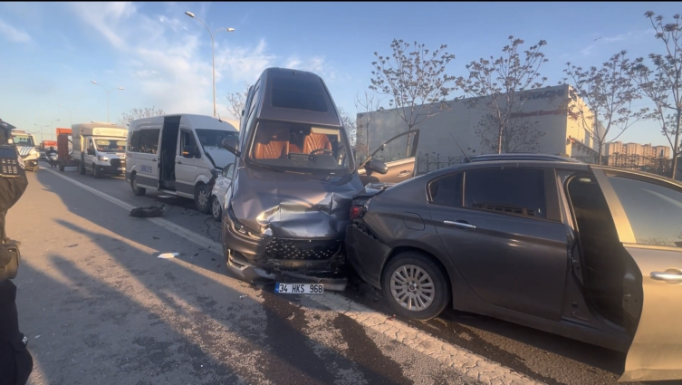 İstanbul'da 4 araç zincirleme kaza yaptı