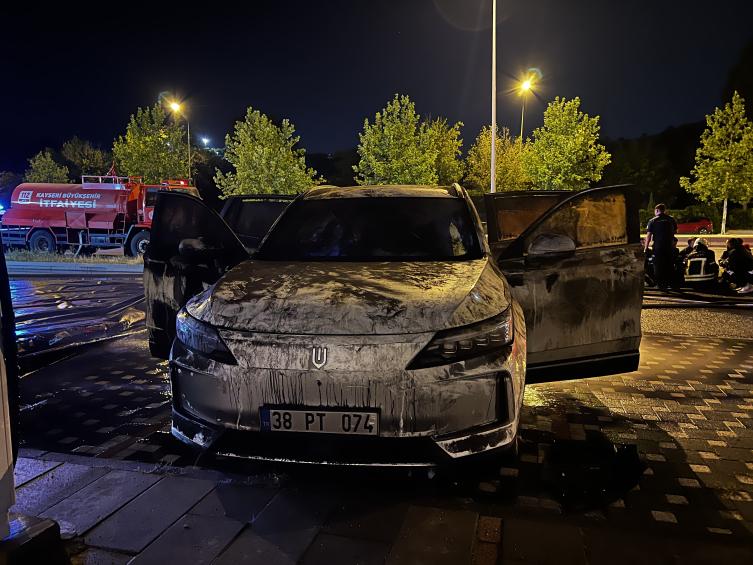 Şarjdaki elektrikli otomobilde yangın ve patlama
