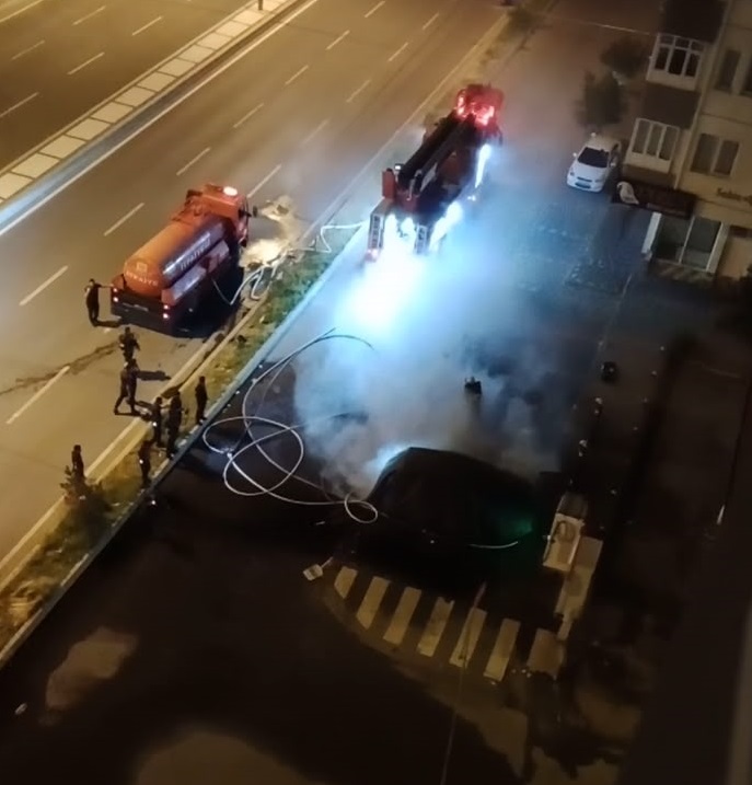 Şarjdaki elektrikli otomobilde yangın ve patlama