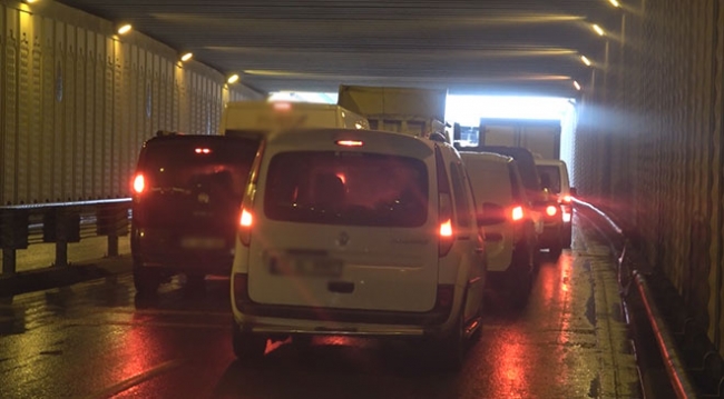 İstanbul'da yola akaryakıt aktı, 15 araç birbirine girdi