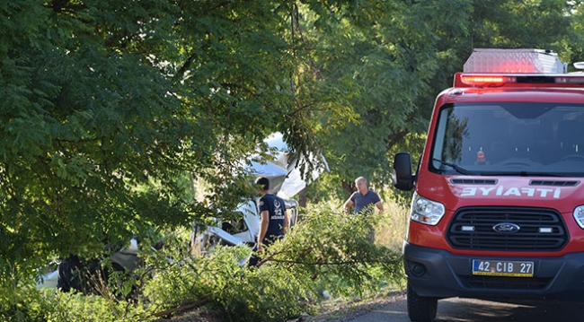 Konya'da hafif ticari araç ağaca çarptı: 3 ölü
