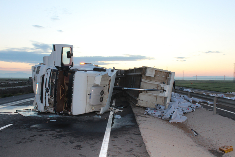 Kazayı görüp durdu, otomobiline başka araç çarptı: 1 ölü