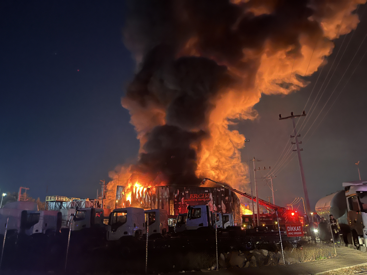 Kocaeli'de lojistik deposunda yangın