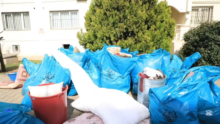 Kötü koku üzerine gidilen evden 1 kamyon çöp çıktı