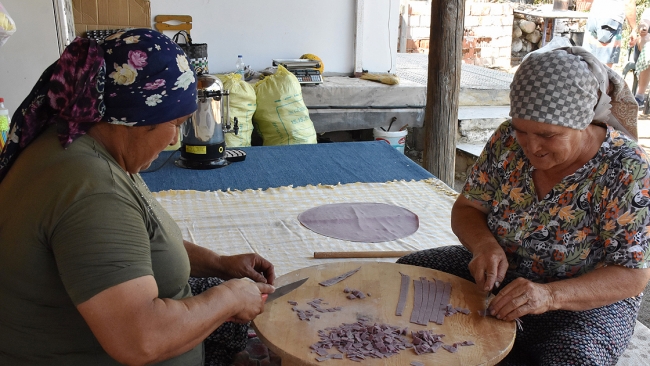 Kırmızı patatesten ekmek, tatlı ve makarna yaptılar