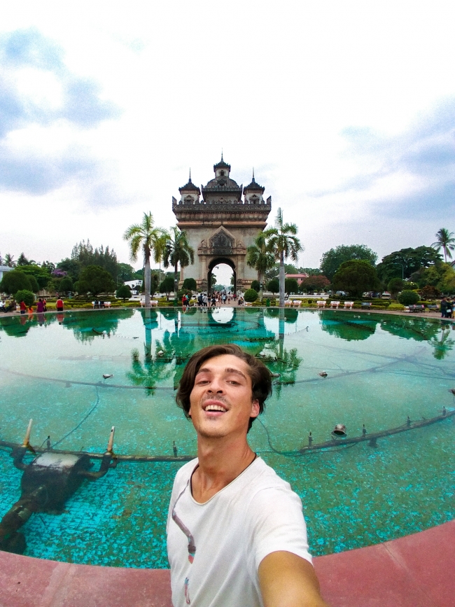 İşinden istifa etti, şimdi bileklik satarak dünyayı geziyor