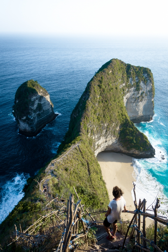 İşinden istifa etti, şimdi bileklik satarak dünyayı geziyor