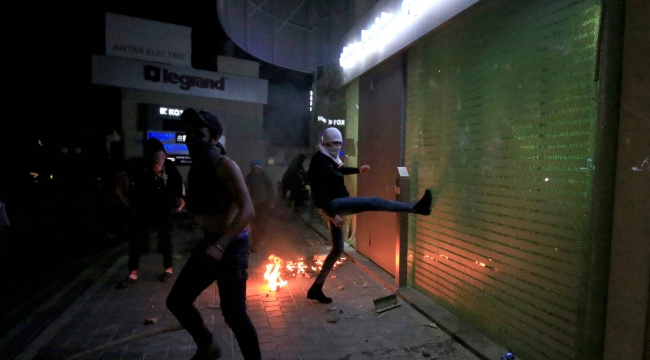 Protestocular banka şubelerine saldırdı. Fotoğraf: Reuters