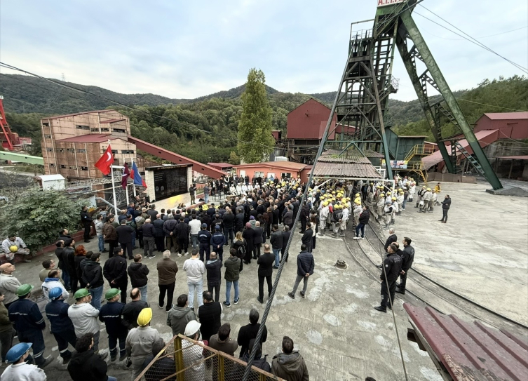 Amasra'daki maden kazasında hayatını kaybeden 43 madenci anıldı