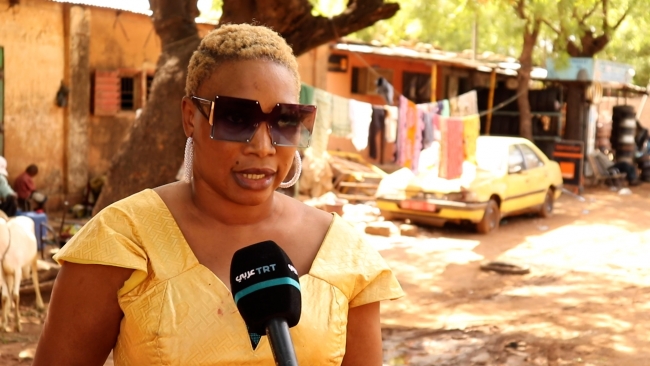 Malili vatandaş: Kendi kaderimizi kendimiz belirlememiz ve sorunlarımızı kendimiz çözmemiz için Fransa'nın bize yardım etmesini istiyoruz. Fotoğraf: TRT Arabi