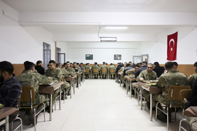 Mardin Valisi Akkoyun sınırda görevli askerlerle iftar yaptı