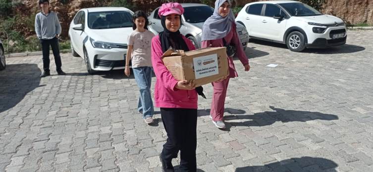 Mardin’de ortaokulu öğrencileri, 100 aileye gıda kolisi dağıttı
