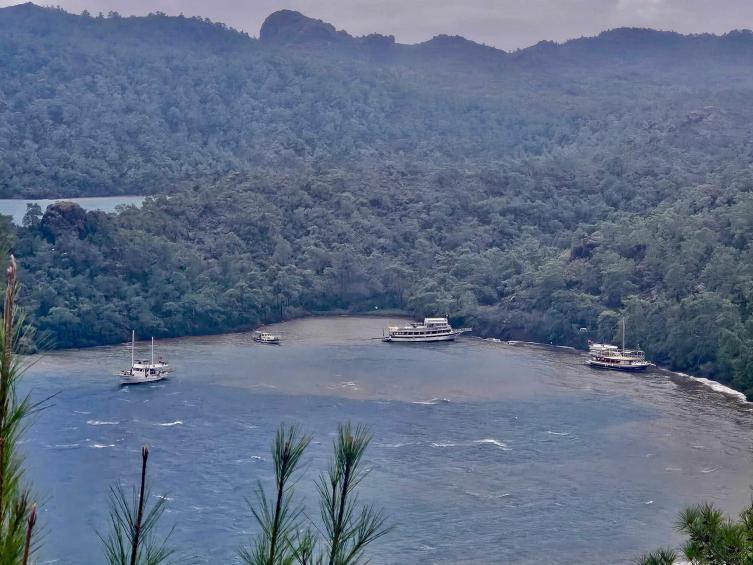 Bodrum'da sağanak: Rögarlar taştı, caddeler göle döndü