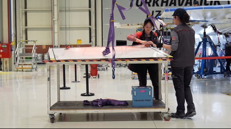 Türk kadınından Milli Muharip Uçak KAAN'a imza