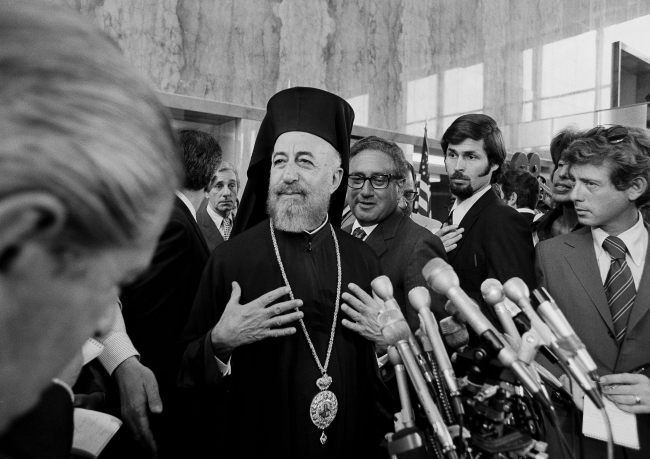 1974 darbesiyle görevden uzaklaştırılan Kıbrıs lideri Makarios. Fotoğraf: AP