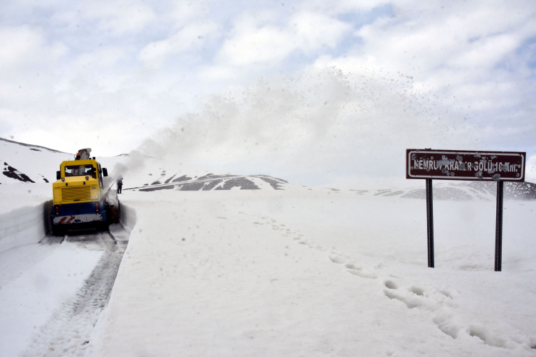 Nemrut'ta 6 metre karla mücadele devam ediyor