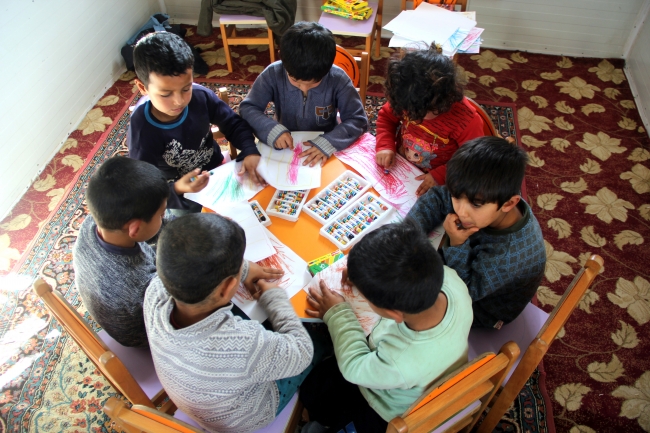 Suriyeli miniklerin umut ışığı: 'Seyyar sınıf'