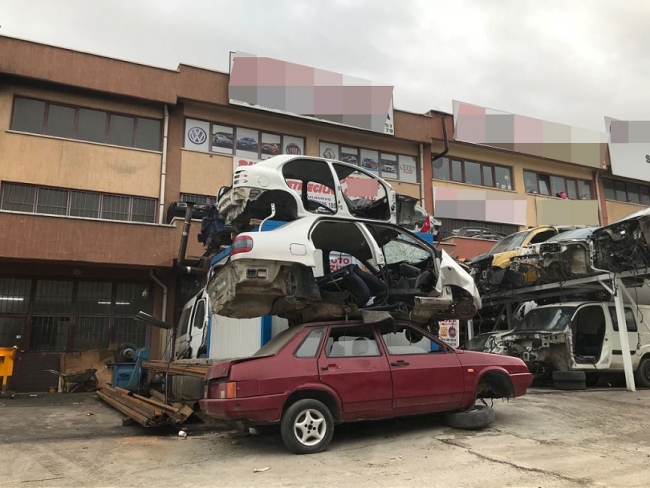 Çalınan otomobilini internette parçaları satılırken buldu