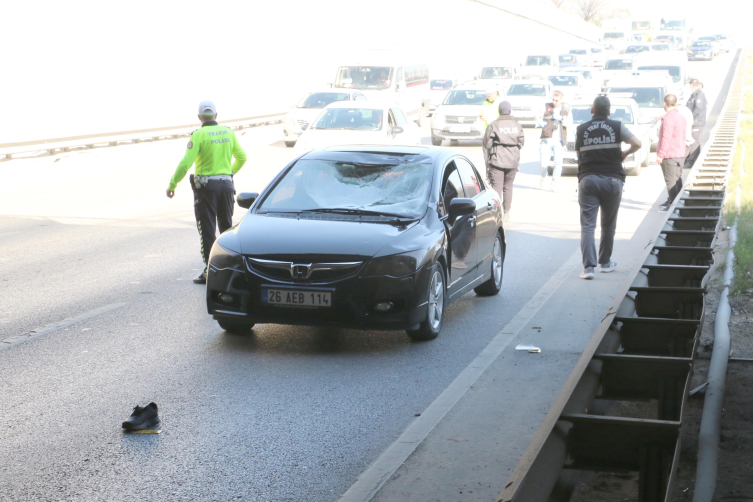 Polisten kaçarken üst geçitten atladı, otomobilin üzerine düştü