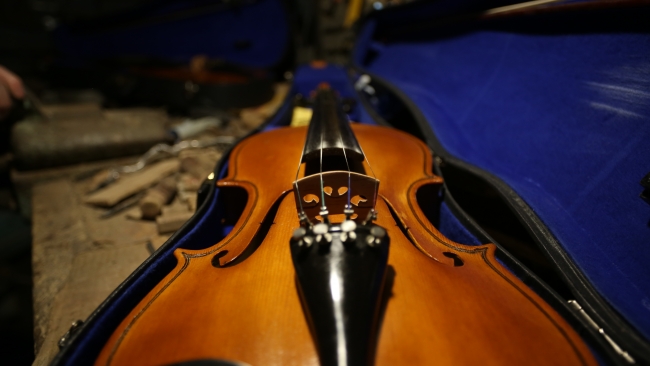 Ahşabı aşkla kemana dönüştüren Yusuf dede