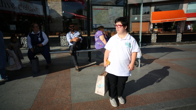 Tebessüm Kahvesi'nin down sendromlu şef garsonu: Arlin Gültane