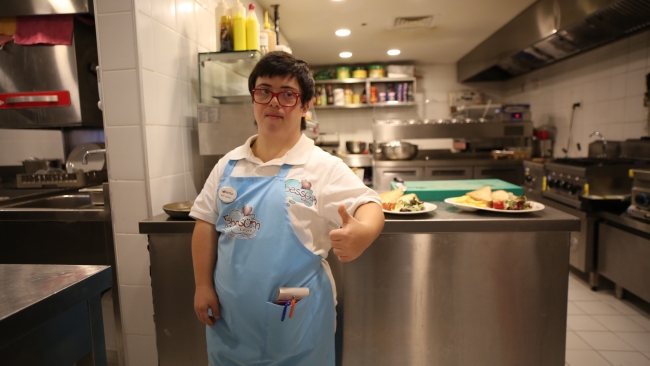 Tebessüm Kahvesi'nin down sendromlu şef garsonu: Arlin Gültane