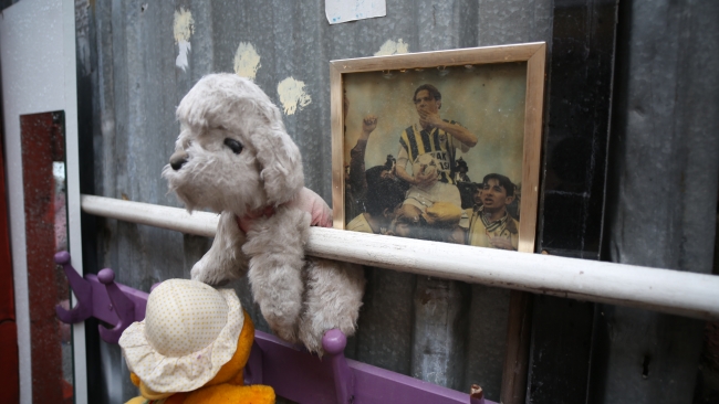 Çocukken sahip olamadığı oyuncaklar şimdi evinin duvarlarını süslüyor