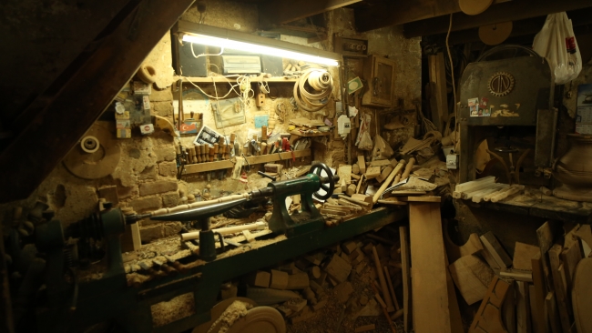 Torna ustası İsmail Hız 59 yıldır ahşaba şekil veriyor