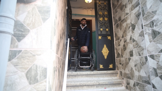 Basketbolcu Muhammed Furkan Uçaş engeli aşka dönüştürdü