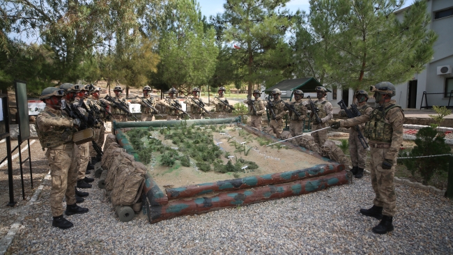 Komandolar, az sonra çıkacakları bir eğitim operasyona dair son bilgileri Tim Komutanı'ndan alırken...