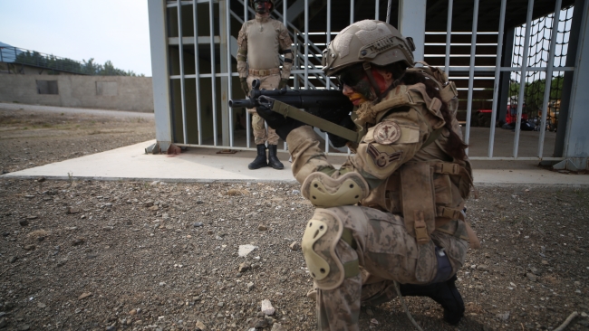 Jandarma komandoların eğitim gördüğü merkezde çok sayıda kadın personel de bulunuyor. Söz konusu personel tüm görevleri yapabilecek şekilde eğitiliyor.