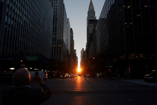 Gökdelenler şehri Manhattan'da trafiği kilitleyen gün batımı