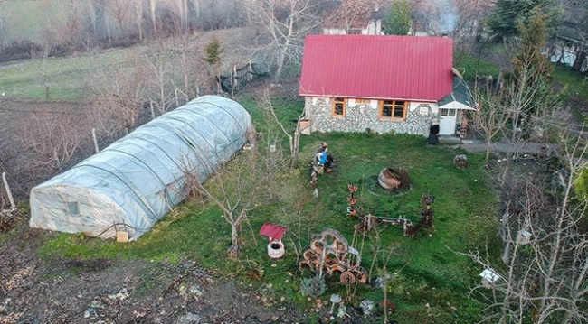 Isınmak için apartmandan çıkıp samandan ev yaptılar