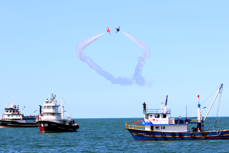 Türk Yıldızları, SOLOTÜRK ve HÜRJET Samsun'da gösteri uçuşu yaptı