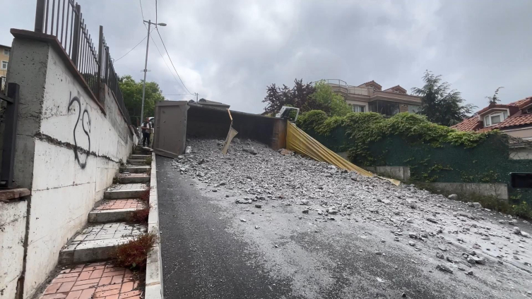 Sarıyer'de yokuşta kayan hafriyat kamyonu devrildi