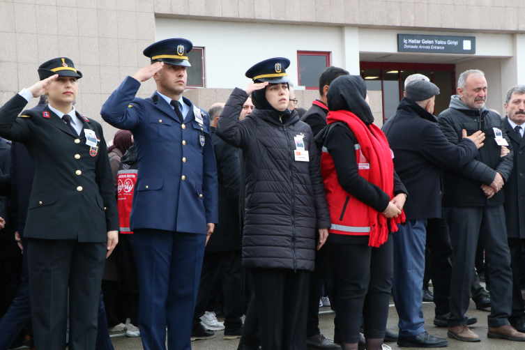 Şehit ağabeyinin cenazesini asker selamıyla karşıladı