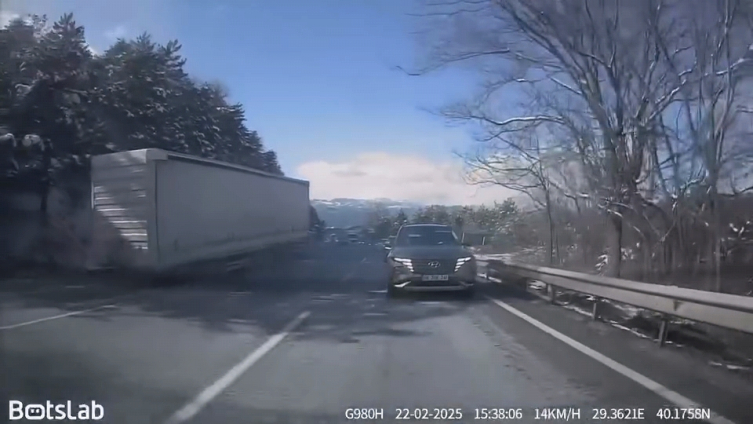 Seyir halindeki tırın dorsesi koptu: O anlar kamerada