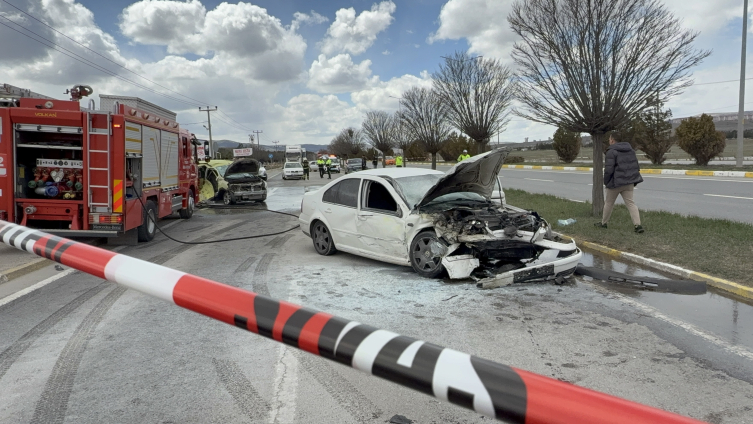Sivas'ta taksi ile otomobil çarpıştı: 4'ü futbolcu 6 kişi yaralandı