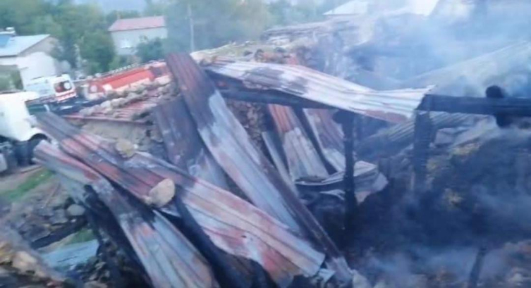 Sivas’ta ahır ve samanlıkta yangın