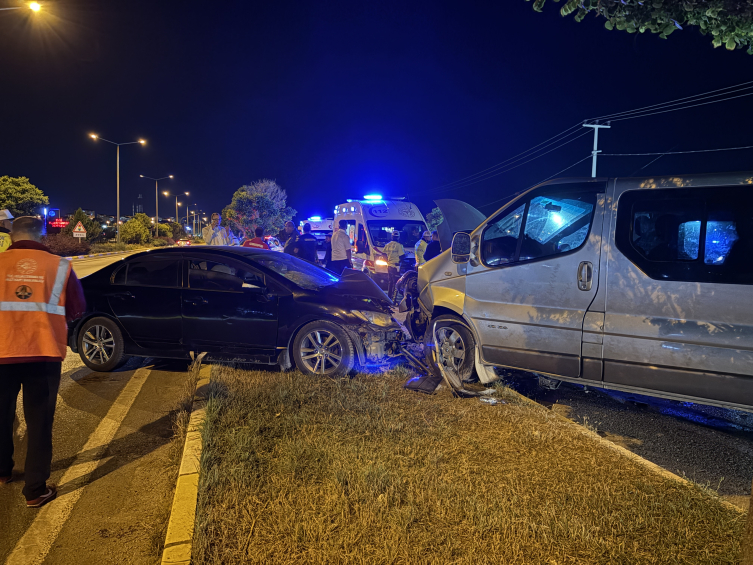 Sivassporlu futbolcular kazaya karıştı: Yaralılar var