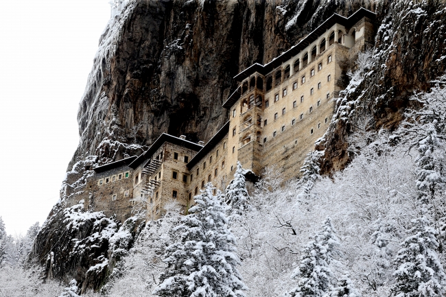 Sümela Manastırı beyaza büründü