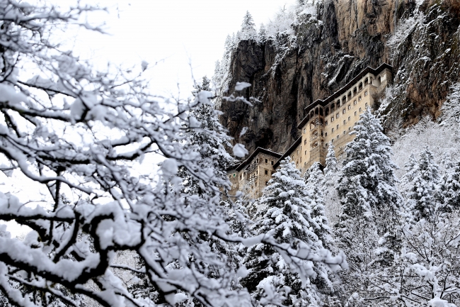 Sümela Manastırı beyaza büründü