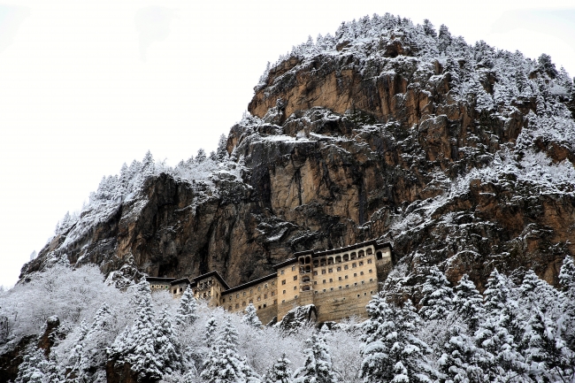 Sümela Manastırı beyaza büründü