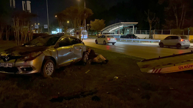 Makas atan otomobil, önündeki araca sonra metro istasyonu girişine çarptı