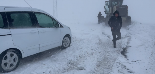 Muş'ta kar yolu kapattı, 10 araç mahsur kaldı