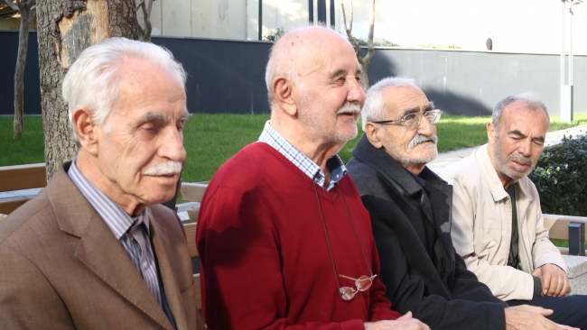 Alzheimer hastaları hobi merkezinde sosyalleşiyor