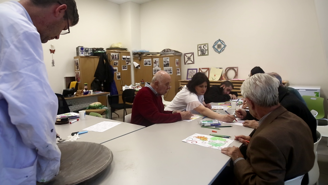 Alzheimer hastaları hobi merkezinde sosyalleşiyor