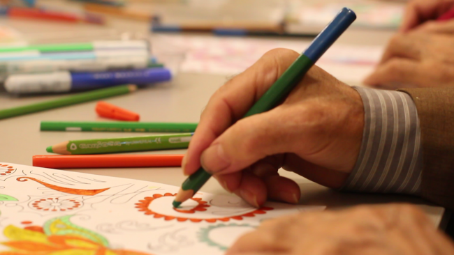 Alzheimer hastaları hobi merkezinde sosyalleşiyor