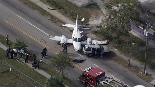 Yola acil iniş yapan uçak, araçlara çarptı